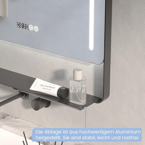 Badezimmerspiegel mit LED Beleuchtung und integrierter Aluminiumablage inklusive Digitaluhr und Touchsteuerung für moderne Badezimmer.