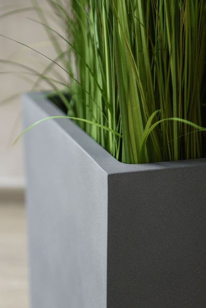 Quadratischer Pflanzkübel in Anthrazit mit grünem Kunstgras.