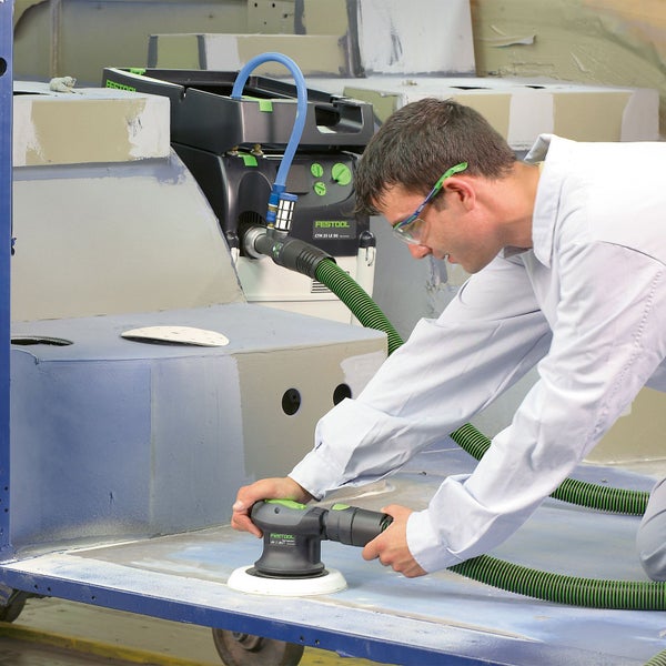 Dekoratives Schild mit dem Zitat: Wir sind nicht auf der Welt, um so zu sein, wie andere uns haben wollen.