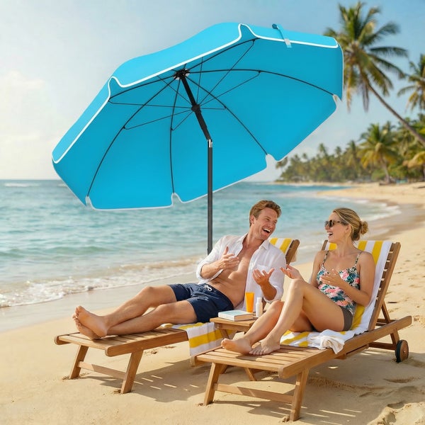 Großer Sonnenschirm spendet Schatten für zwei Personen auf hölzernen Sonnenliegen an einem sonnigen Strand.