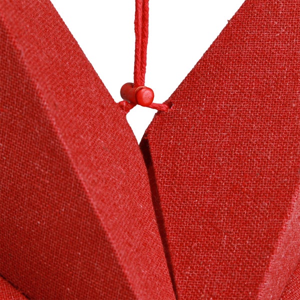 Detailaufnahme eines roten Papiersterns mit einer Schnuraufhängung.