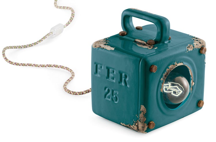 Dekorative Lampe im Industriedesign mit Glühbirne