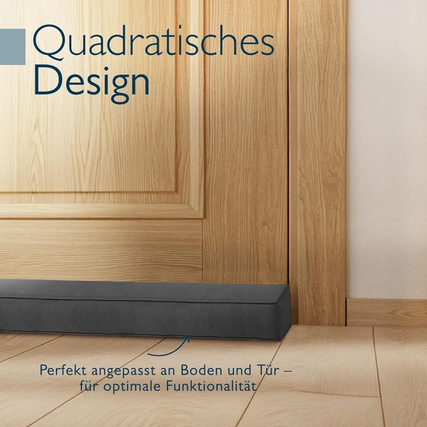 Quadratischer Zugluftstopper vor einer Holztür für optimalen Schutz vor Zugluft an Boden und Tür.