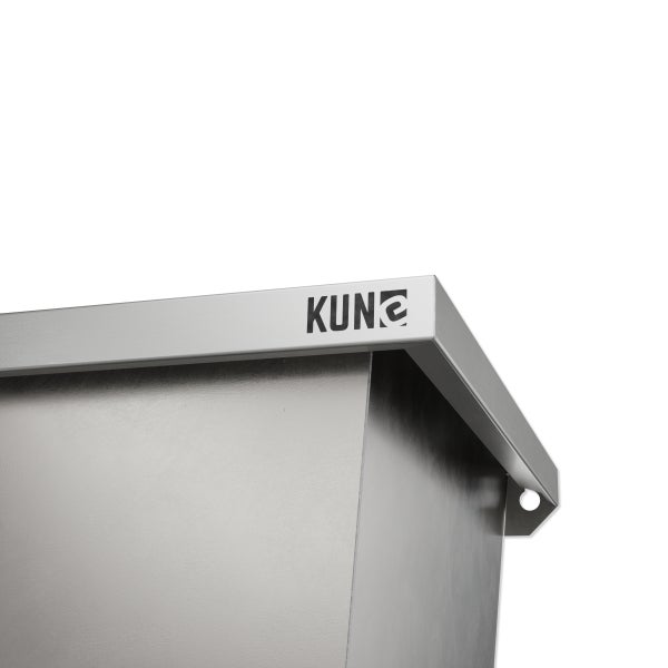 Nahaufnahme einer Kante aus Edelstahl mit KUNe Logo.