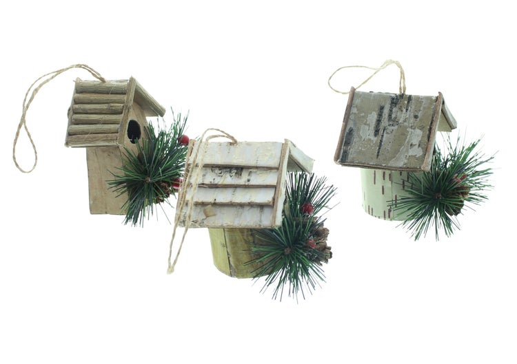 Drei dekorative Vogelhäuschen mit Tannenzweigen als Weihnachtsbaumschmuck