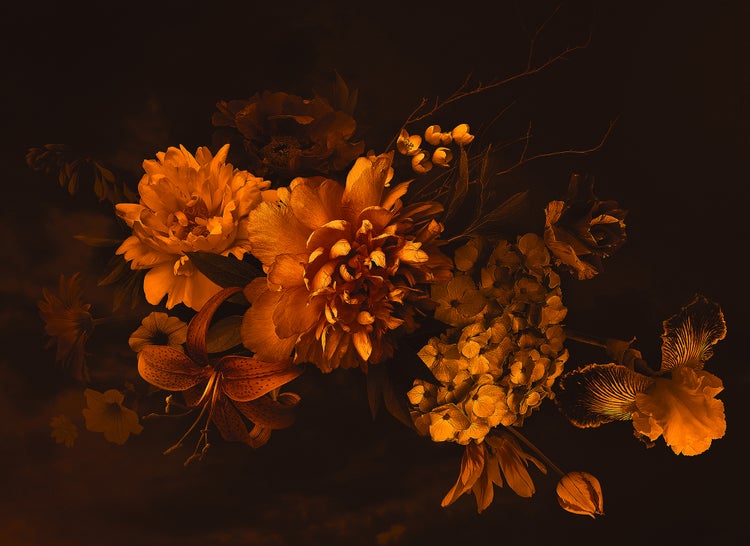 Wandbild mit floralem Motiv, verschiedene Blüten wie Pfingstrosen, Lilien und Hortensien in Braun- und Orangetönen.