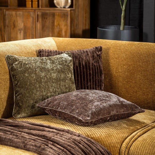 Nahaufnahme eines Sofas mit Kissen und Decke