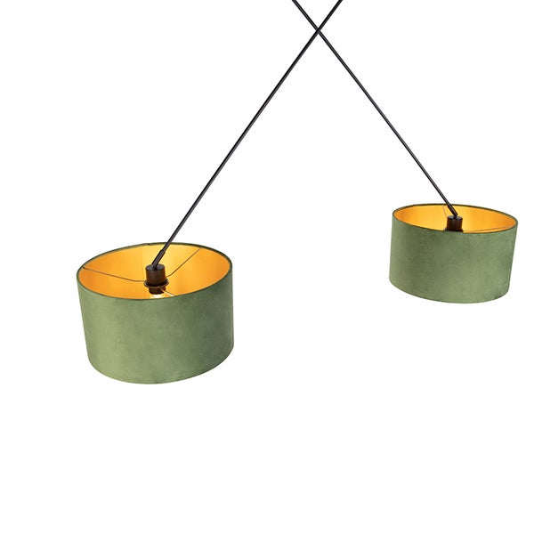 Zweiflammige Pendelleuchte mit grünen Samtschirmen, goldfarbener Innenseite und gekreuzten schwarzen Metallarmen.