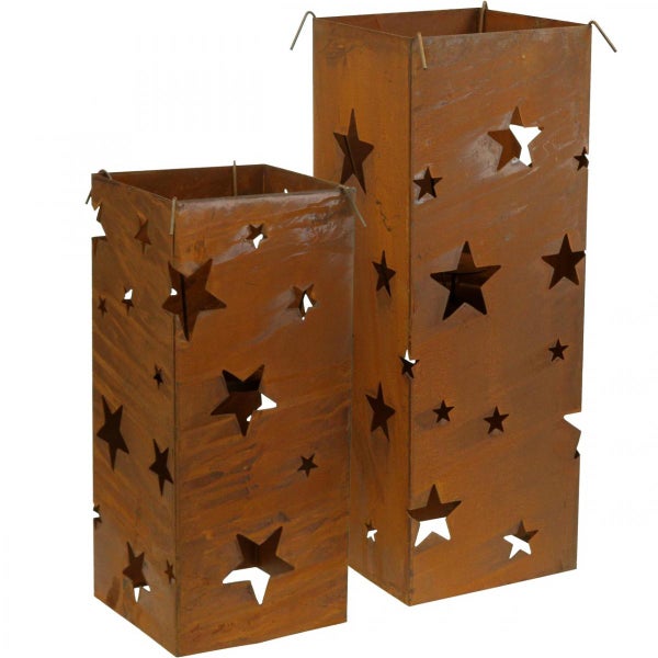 Zwei rostige Metalllaternen mit Sternmotiven für den Außenbereich.