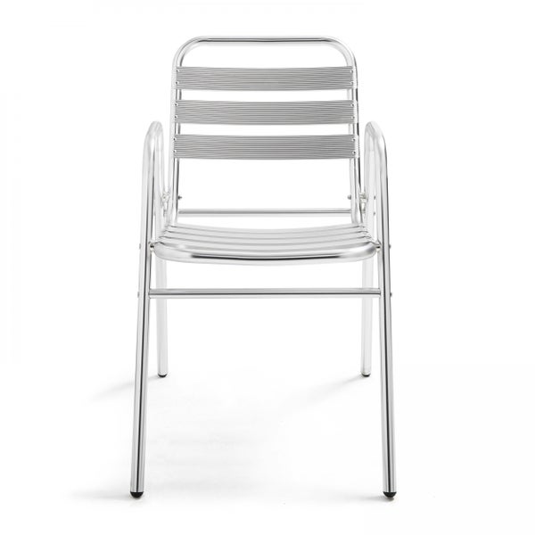 Stapelstuhl aus Aluminium mit Armlehnen und Querstreben an Rückenlehne und Sitzfläche in Silber.