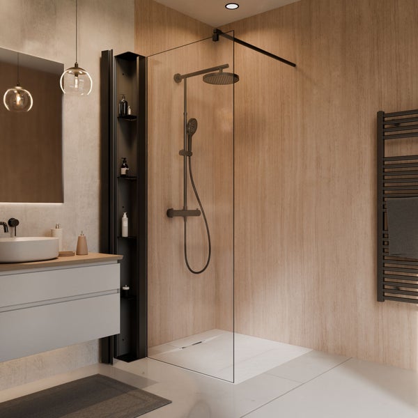 Modernes Badezimmer mit begehbarer Dusche, Glaswand, schwarzem Duschsystem, Einbauregal, Waschtisch und schwarzem Handtuchheizkörper.