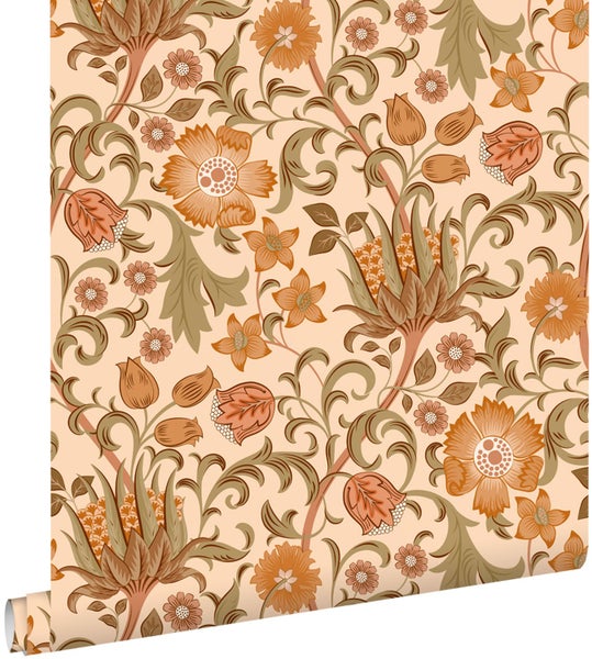 Vliestapete mit floralem Vintage-Muster, großen orangefarbenen Blüten, grünen Blättern und geschwungenen Ranken.