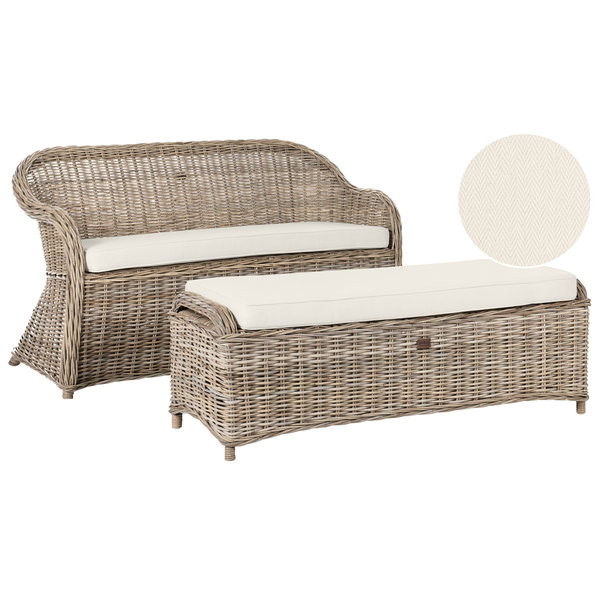 Garten-Lounge-Set aus Geflecht mit Sofa und Hocker inklusive Sitzpolstern und Detailansicht der Stoffstruktur. Instilled Logo.