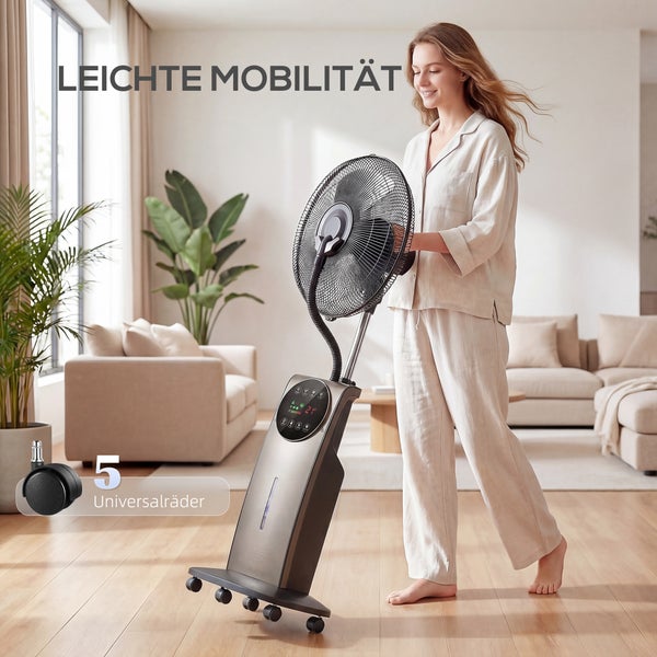 Mobiler Standventilator mit Sprühnebelfunktion und fünf Universalrädern für leichte Mobilität im Wohnzimmer.