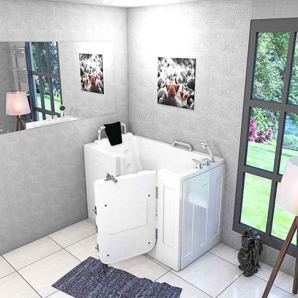 Begehbare Badewanne mit offener Tür in hellem Badezimmer