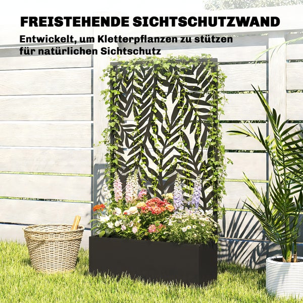 Drei schwarze Pflanzsäcke mit grünen Rankhilfen auf einer Wiese vor einer Terrasse, bepflanzt mit Tomaten und Auberginen.