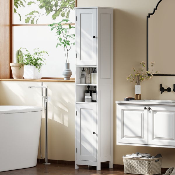 Weißer Badhochschrank in hellem Badezimmer neben Badewanne. Schlankes Design mit zwei Türen und zwei offenen Regalfächern.