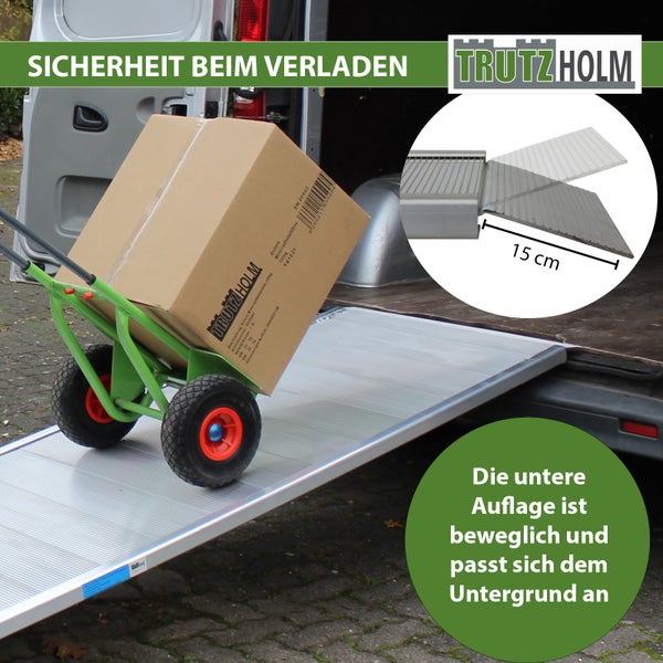 Tragbare Rampe aus Aluminium mit Handwagen beim Entladen eines Transporters. Die untere Auflage ist beweglich und passt sich dem Untergrund an. Trutzholm Logo