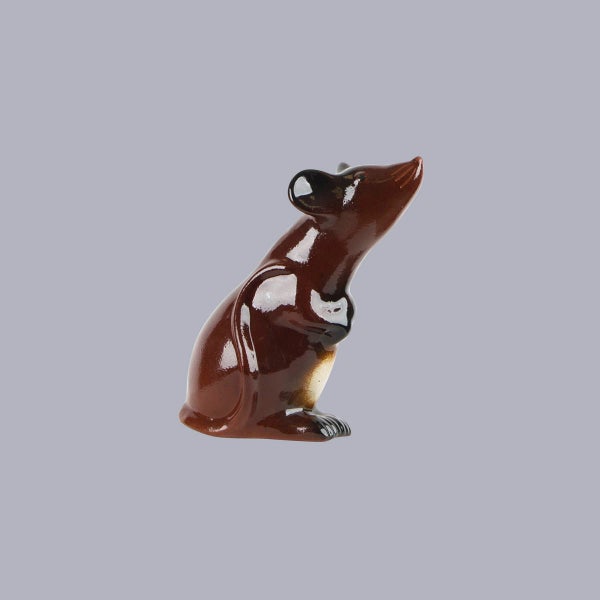 Braune Dekofigur Maus aus Keramik, glänzend, aufrecht sitzend.