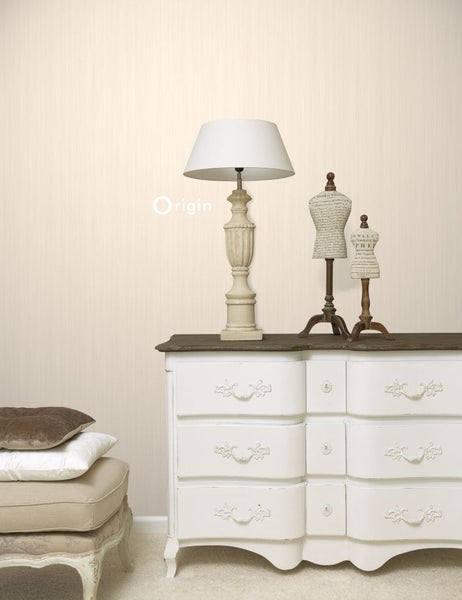 Dekoratives Zimmer mit Kommode, Lampe und Accessoires für das Schlafzimmer