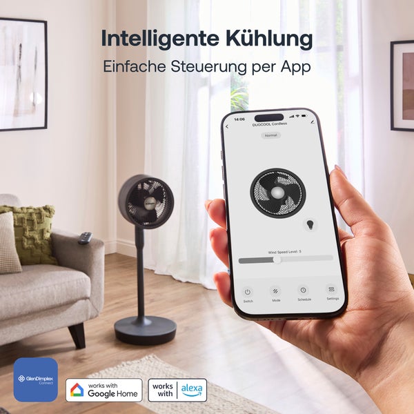 Hand hält Smartphone mit App zur Steuerung eines schwarzen Standventilators in hellem Wohnzimmer. Google Home, Alexa kompatibel. Glen Dimplex Logo.