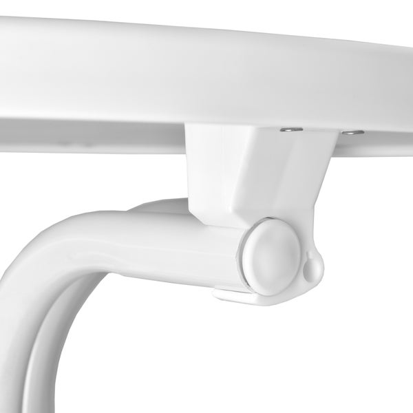 Detailansicht eines weißen Duschstuhl-Armlehnen-Gelenks