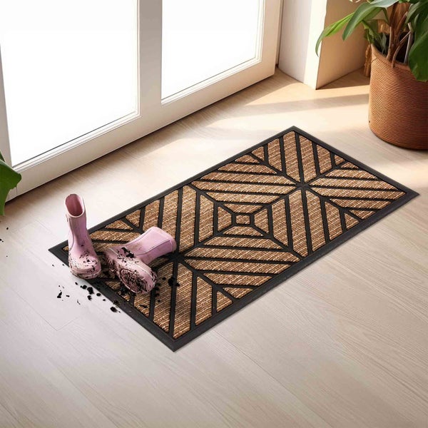 Fußmatte mit geometrischem Muster und Gummistiefeln vor einer Tür