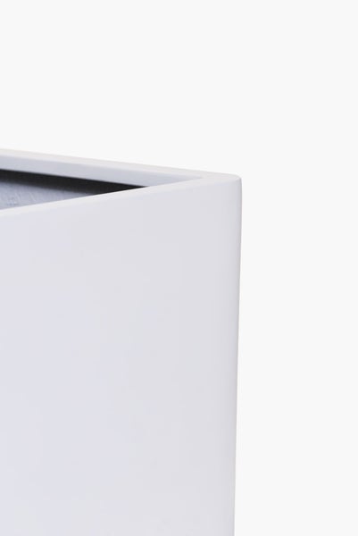 Detailansicht einer Ecke eines weißen rechteckigen Pflanzgefäßes aus Kunststoff.