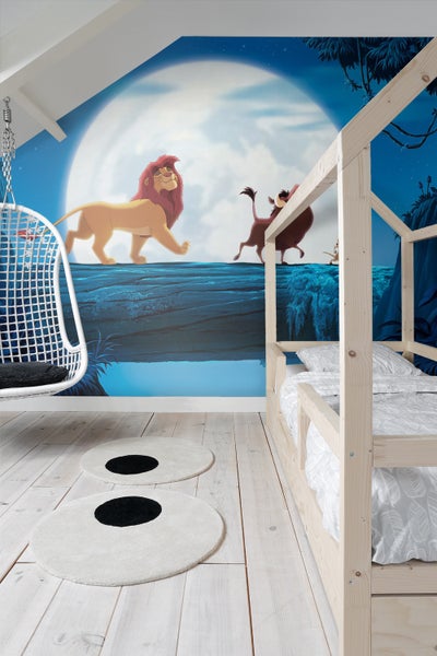 Kinderzimmer mit Wandtapete, Bett und Teppich