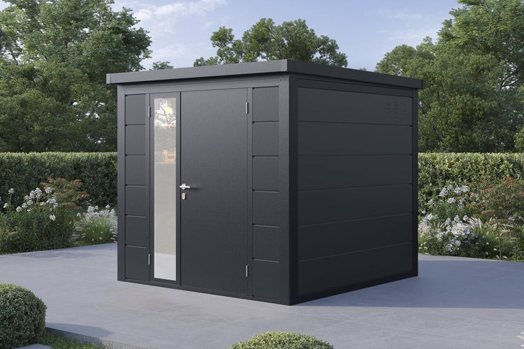 Modernes Gartenhaus aus Metall mit Flachdach und Tür mit Glaseinsatz, auf einer Terrasse im Garten platziert.