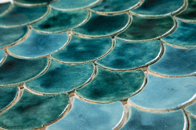 Mosaikfliesen im Fischschuppenmuster