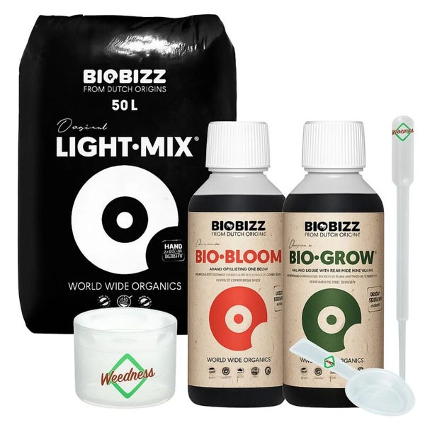 BioBizz Set bestehend aus 50 Liter Light-Mix Erde, Bio-Bloom und Bio-Grow Dünger sowie Messbecher, Pipette und Dosierlöffel.