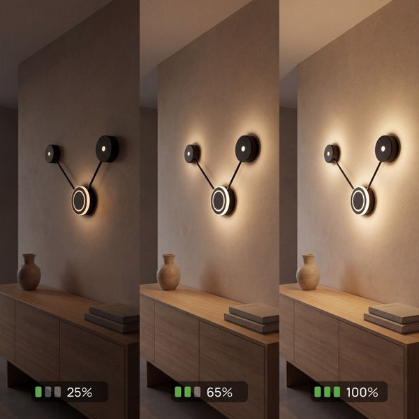 Schwarze LED-Wandleuchte in modernem Design über einem Sideboard, dimmbar in drei Stufen: 25 Prozent, 65 Prozent und 100 Prozent Helligkeit.