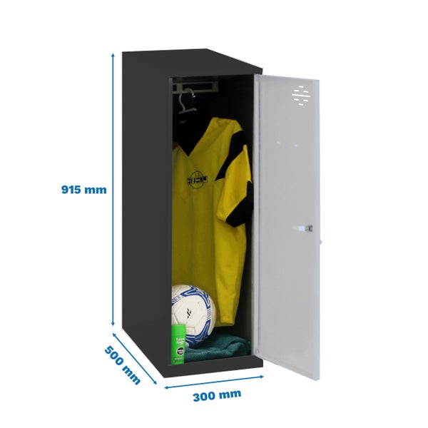 Offener Garderobenschrank mit Sportausrüstung und den Maßen 915 mm Höhe, 500 mm Tiefe und 300 mm Breite
