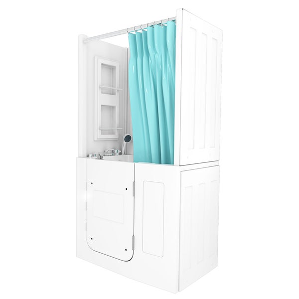 Barrierefreie Sitzbadewanne mit Duschausbau, Einstiegstür, Duschvorhang und integrierten Wandregalen.