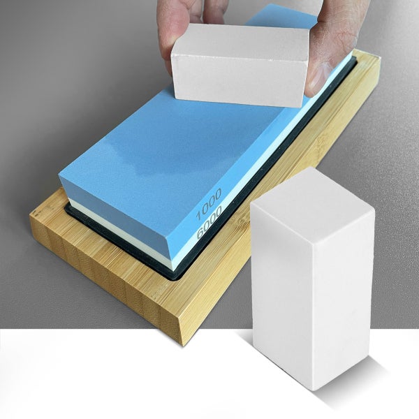 Messer wird mit einem Schleifstein geschärft