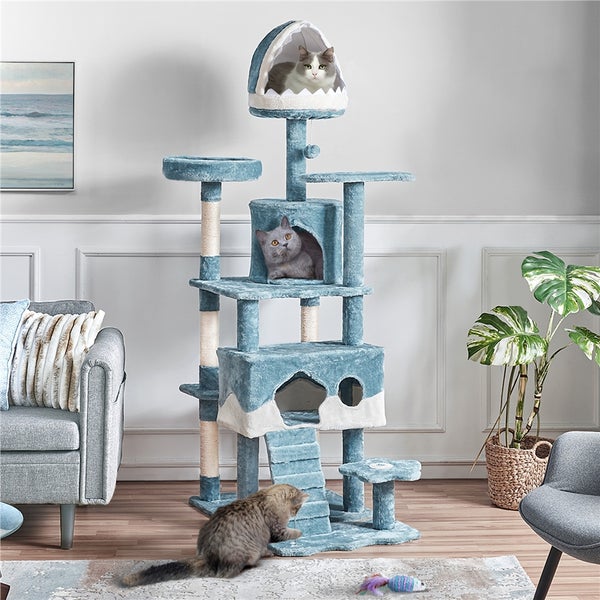 Katzenkratzbaum mit mehreren Ebenen, Höhlen und Liegeflächen in einem Wohnzimmer mit drei Katzen