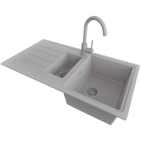 Spüle mit Abtropffläche und Wasserhahn