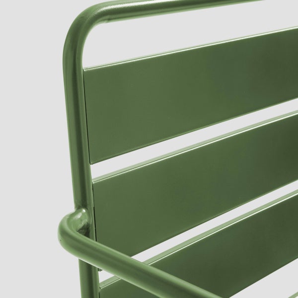 Nahaufnahme einer grünen Gartenstuhl-Rückenlehne aus Metall mit Rundrohrgestell und flachen Querstreben.