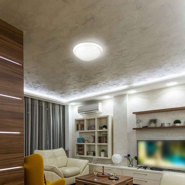Wohnzimmer mit Deckenleuchte und moderner Einrichtung