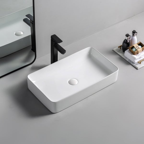 Aufsatzwaschbecken aus Keramik mit Armatur und Spiegel im Badezimmer