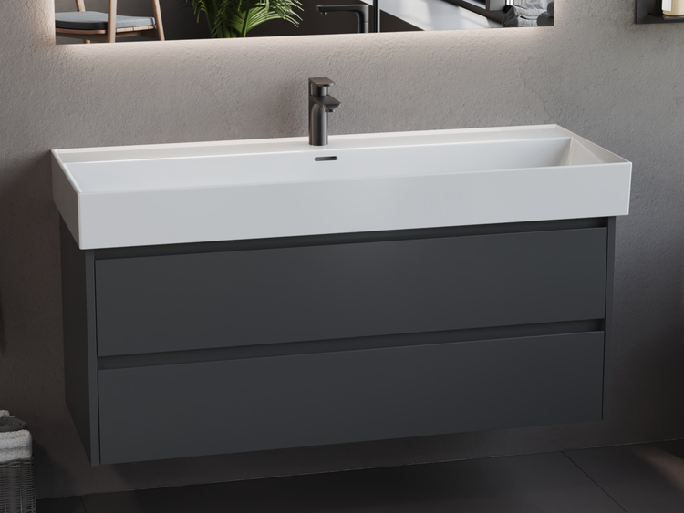 Wandhängender Waschtischunterschrank in Anthrazit mit zwei Schubladen und einem breiten weißen Waschbecken sowie schwarzer Armatur.