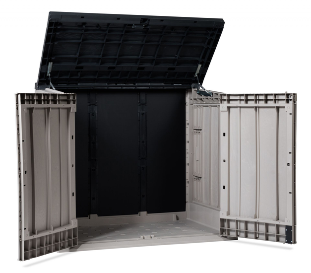 Fahrgerüst mit Person auf einer Baustelle vor einem Gebäude