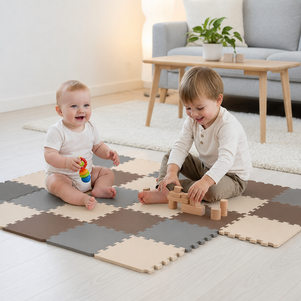 Zwei Kinder spielen auf einer quadratischen Puzzlematte aus Schaumstoff mit ineinandergreifenden Kanten in einem hellen Wohnzimmer.