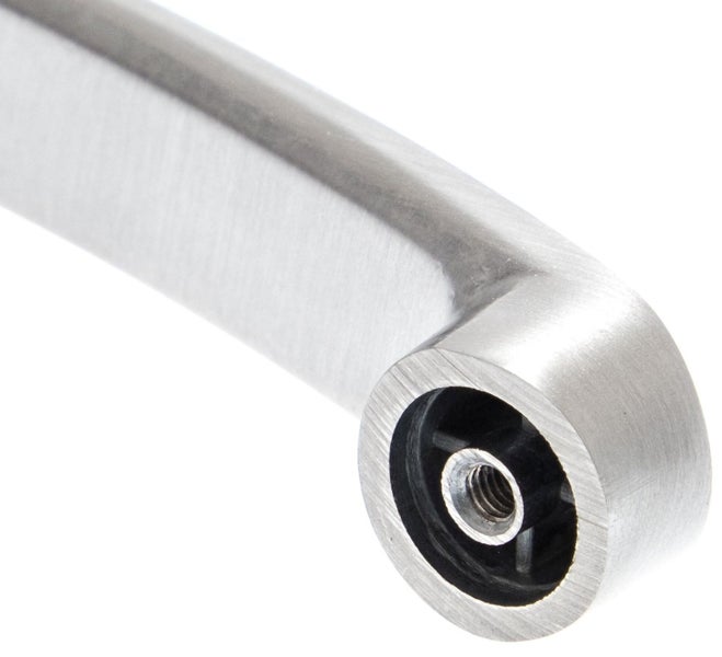 Ein einzelner Möbelgriff aus gebürstetem Metall mit schwarzer Montagehalterung für Schubladen oder Schranktüren.