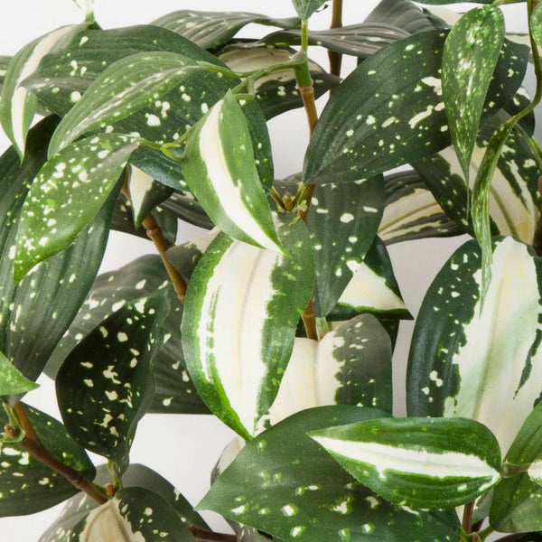 Detailaufnahme einer Kunstpflanze mit grün und weiß gemusterten Blättern.