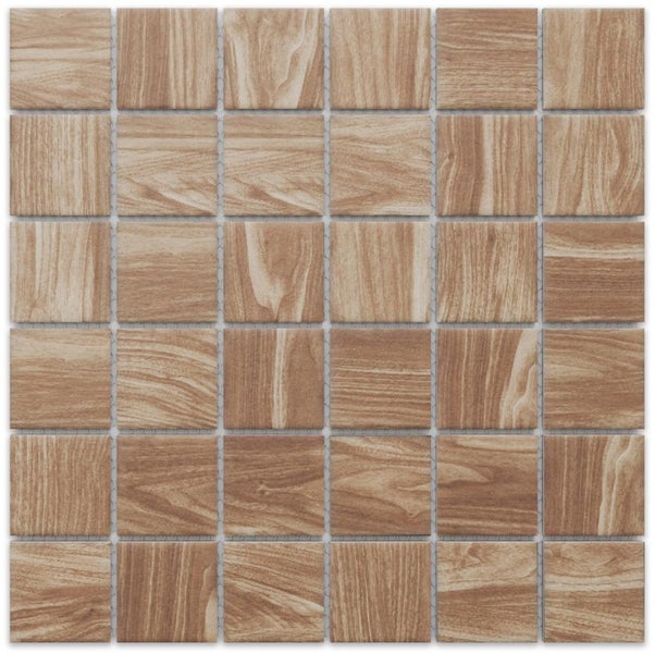 Mosaikfliese in Holzoptik aus quadratischen Steinen mit Maserung.
