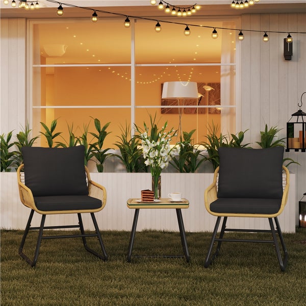 Gartenmöbel-Set mit zwei Rattansesseln, Kissen und kleinem Tisch für den Außenbereich