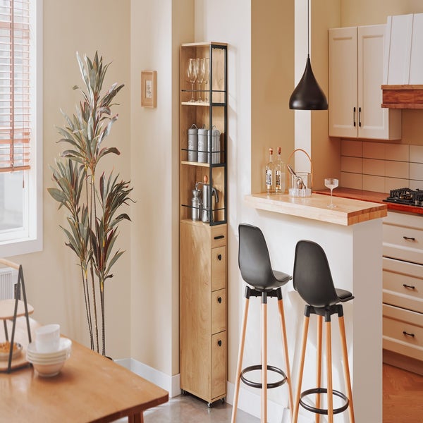 Helle Küche mit Barhockern und Holzregal