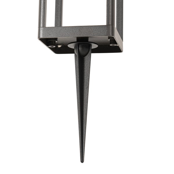 Erdspieß einer Außenleuchte aus Metall.